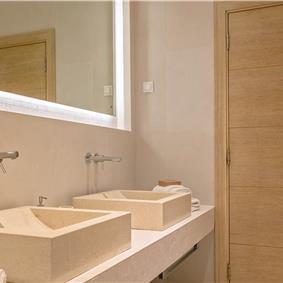 4 Bedroom Villa with Pool, Sumartin, sleeps 8